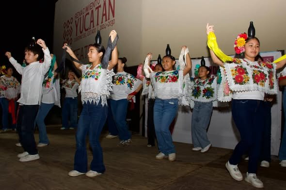 Tekit celebra su identidad con el modelo Kaab