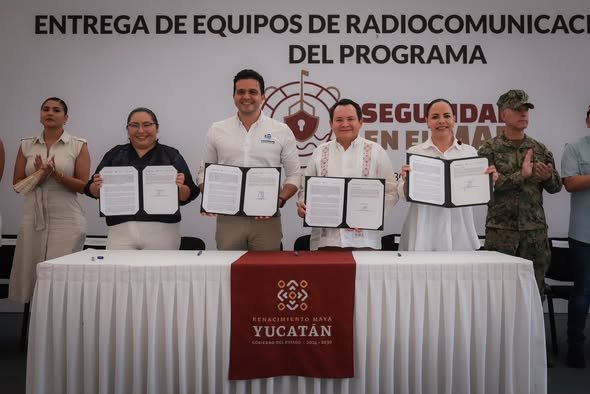 Pescadoras y pescadores de Yucatán reciven equipos para navegar con mayor seguridad